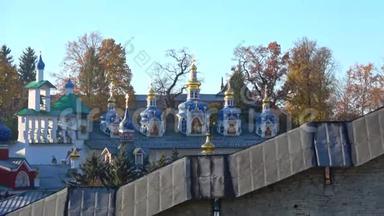 神圣休眠普斯科夫-佩乔里修道院的穹顶观，10月上午。 佩乔里，俄罗斯